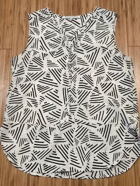 Collective Concepts Black & White Geometric Sleeveless Top